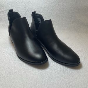 NWOT Universal Thread Booties Black Faux Leather